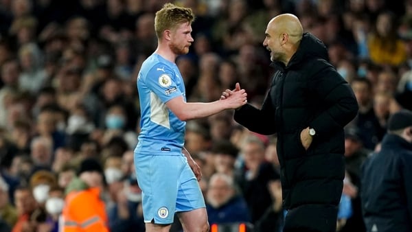 Pep Guardiola (R) and Kevin De Bruyne