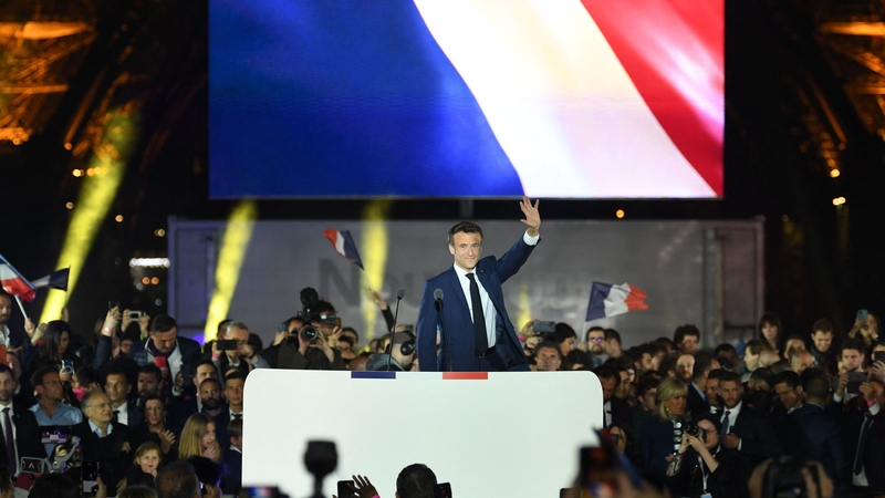 Téarma eile i ndán do Macron de réir na dtuairiscí uilig