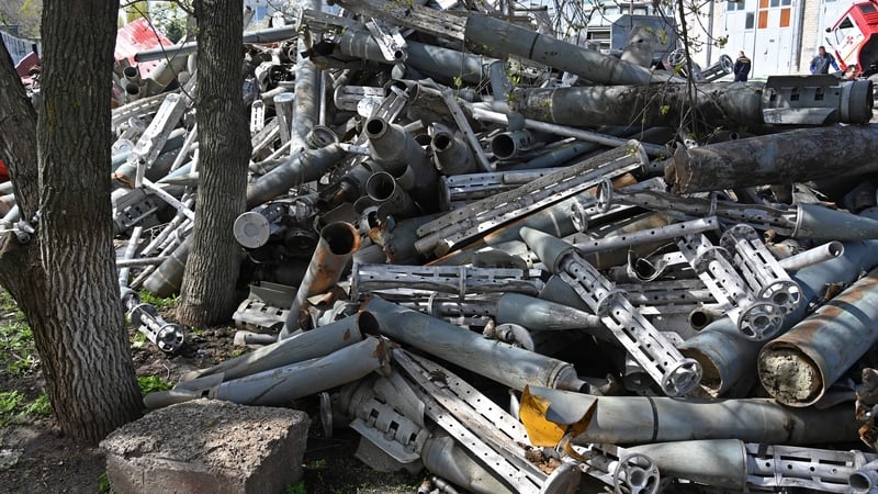 Carn diúracán caite i dtoll a chéile ag seirbhísí éigeandála Kharkiv, 25 Aibreán 2022