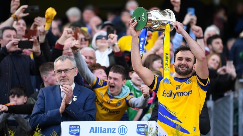 Donie Smith lifts the Division 2 cup