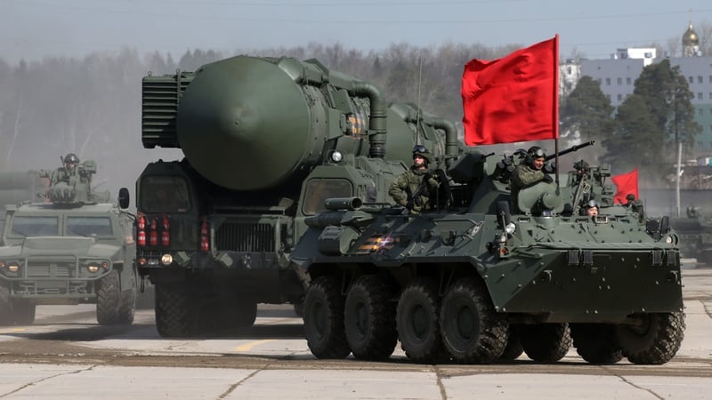 Arm na Rúise i mbun cleachtaidh do pharáid mhór na Bealtaine i Moscó agus diúracán balaistíoch idir ilchríocha ar iompar acu, 18 Aibreán 2022