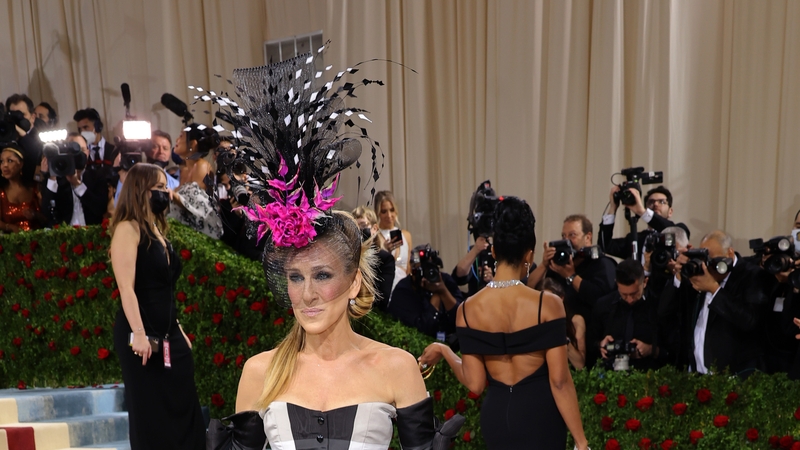 Sarah Jessica Parker wore a headpiece from Irish designer Philip Treacy.