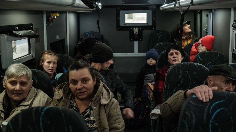 Daoine ag teitheadh as cathair Lyman in oirthear na hÚcráine ar bhus piléardhíonta, 2 Bealtaine 2022