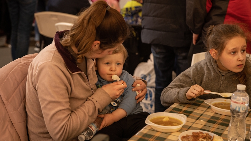 Tormas ar mhacán bocht as Mariupol in ionad dídine i Zaporizhzhia, 3 Bealtaine 2022