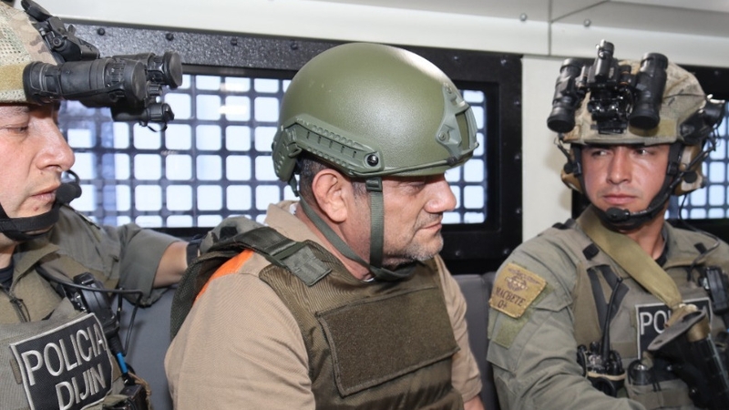 Dario Antonio Usuga flanked by police as he was extradited (Credit: Colombian Presidency)