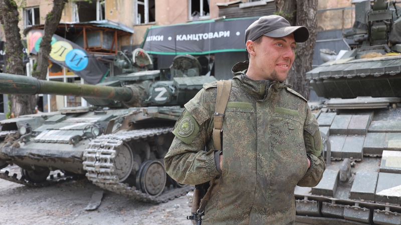 Aoibh mhaith ar chomhalta d'fhórsa áitiúil atá dílís don Rúis, Mariupol, 4 Bealtaine 2022