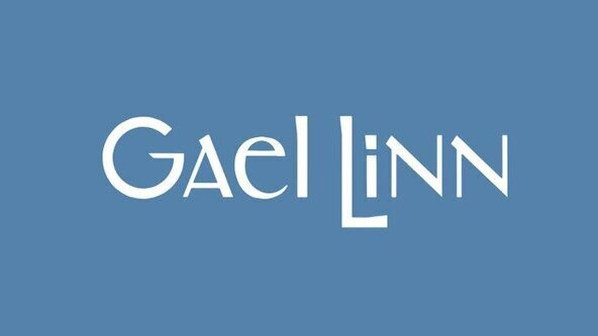 Áine Hensey agus Cathal Poirteir, moltóirí agus beirt de na buaiteoirí Brenna Byrne agus Aoife Smith, an múinteoir Róisín Ní Mhuireagain.