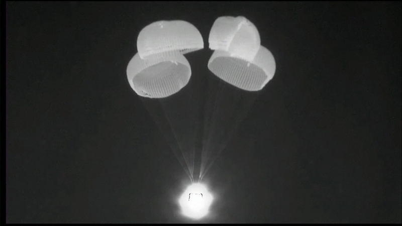 The capsule re-enters the Earths' athmosphere. Courtesy: ESA/NASA