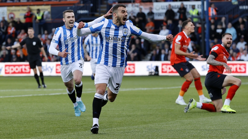 Danel Sinani equalises for Huddersfield Town