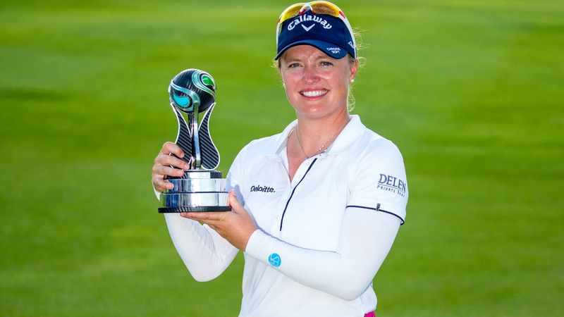 Manon De Roey lifts the trophy in Thailand (photo credit: Tristan Jones/LET)