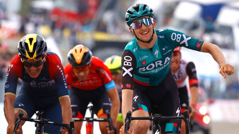 Jai Hindley (R) celebrates as he crosses the finish line