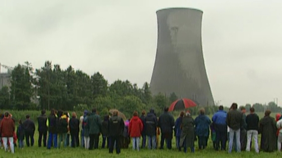 ESB Cooling Tower Demolition ar Allenwood, County Kildare, 1997