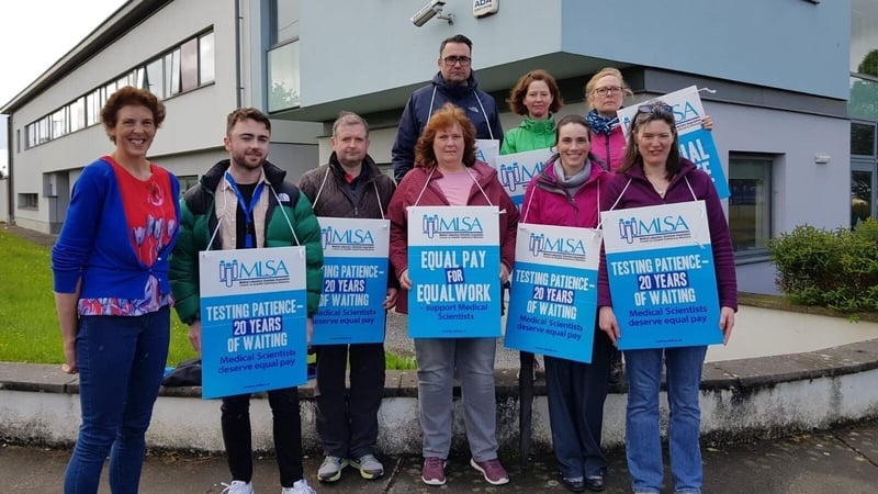 Dúirt an t-eolaí Mairéad Ní Mhuimhneacháin (an chéad duine ar chlé), a bhí ar stailc i gCiarraí inniu, go gcaithfear oibrithe a mhealladh chun fanacht leis an tseirbhís