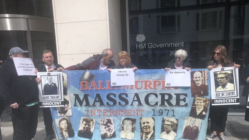 Muintir na ndaoine a maraíodh i mbun agóide inniu i gcoinne phlean Rialtas na Breataine deireadh a chur le fiosruithe agus cásanna dúnmharaithe a bhaineann leis na trioblóidí ó thuaidh.