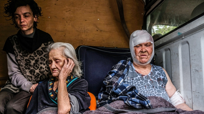 Triúr ban as Severodonetsk á dtabhairt as an ngábh, 25 Bealtaine 2022