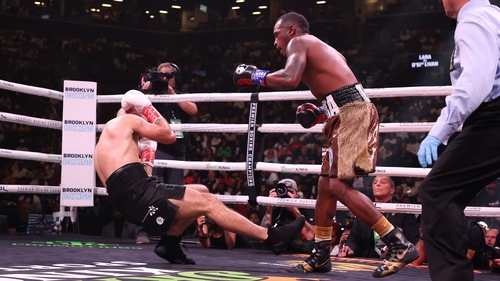 Lara knocks down O'Sullivan