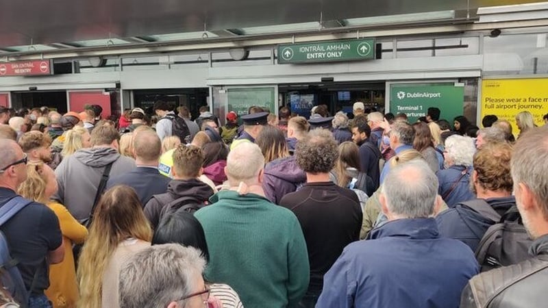 Crowds waiting to get into the terminal building (Pic: @mccurry_ralph)