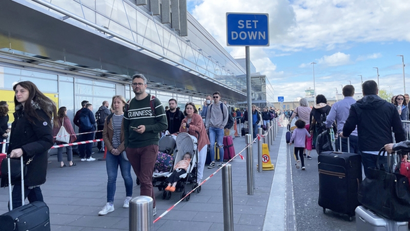 Queues at Dublin Airport at 3pm yesterday (Photo: Eamonn Farrell/RollingNews.ie)