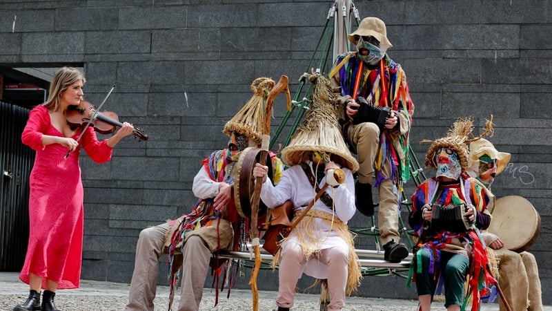 Doireann Ní Ghlacáin agus na Cleamairí