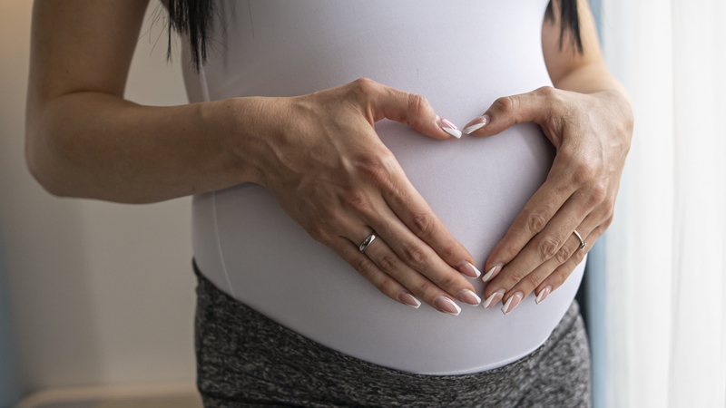 Cosnaíonn an cógas Cariban €3,000 thar thréimhse an toirchis.