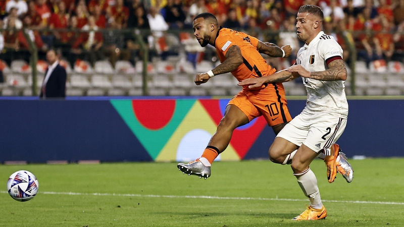 Memphis Depay holds off Toby Alderweireld to make it 2-0