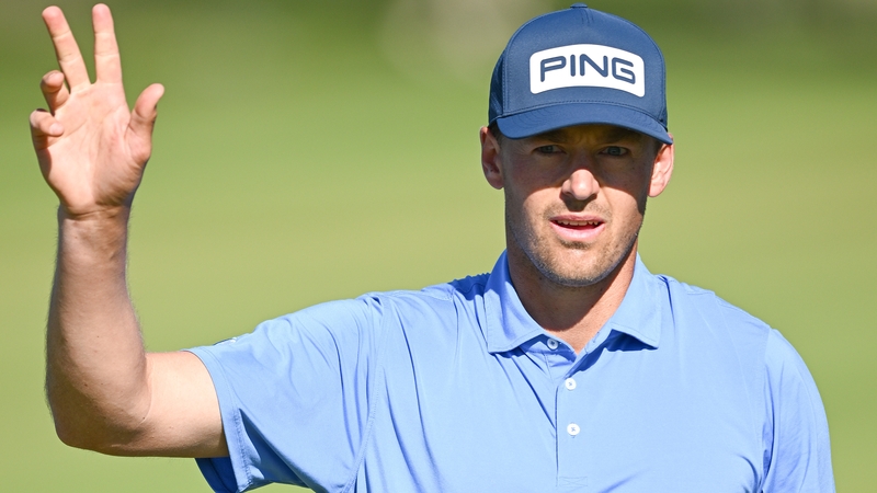 Victor Perez waves to the fans on the 18th hole