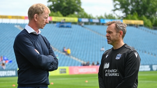Danny Wilson (r) chats to Leo Cullen before their URC quarter-final
