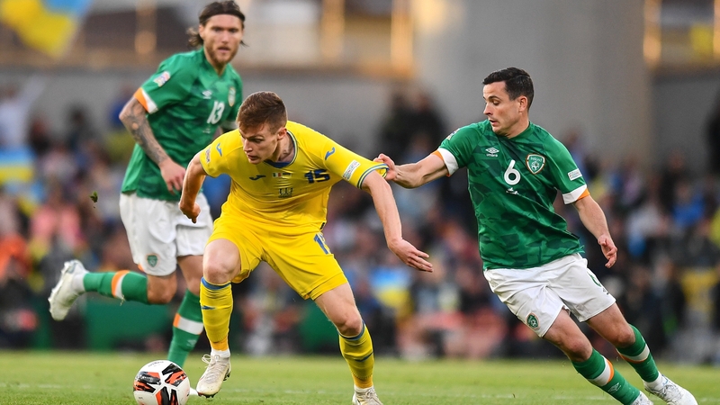 Viktor Tsygankov receives possession ahead of Jeff Hendrick and Josh Cullen