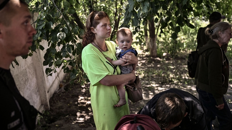 Sibhialtaigh ag teitheadh as cathair Lysychansk, 9 Meitheamh 2022