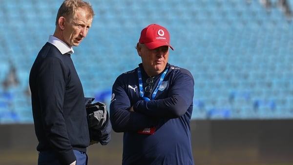 Jake White (r) and Leo Cullen talk before the match