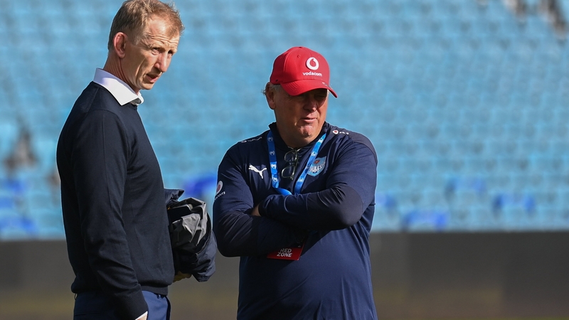 Jake White (r) and Leo Cullen talk before the match