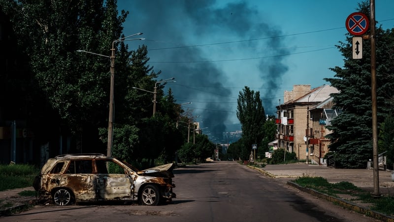 Damáiste do mhaoin i Lysychansk agus toit na cogaíochta ag éirí as Severodonetsk sa chúlra, 10 Meitheamh 2022