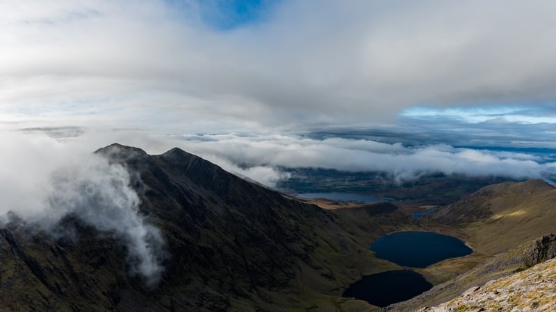 Radharc ar chnoic agus gleannta na gCruacha Dubha ó bhuaic Chorrán Tuathail.