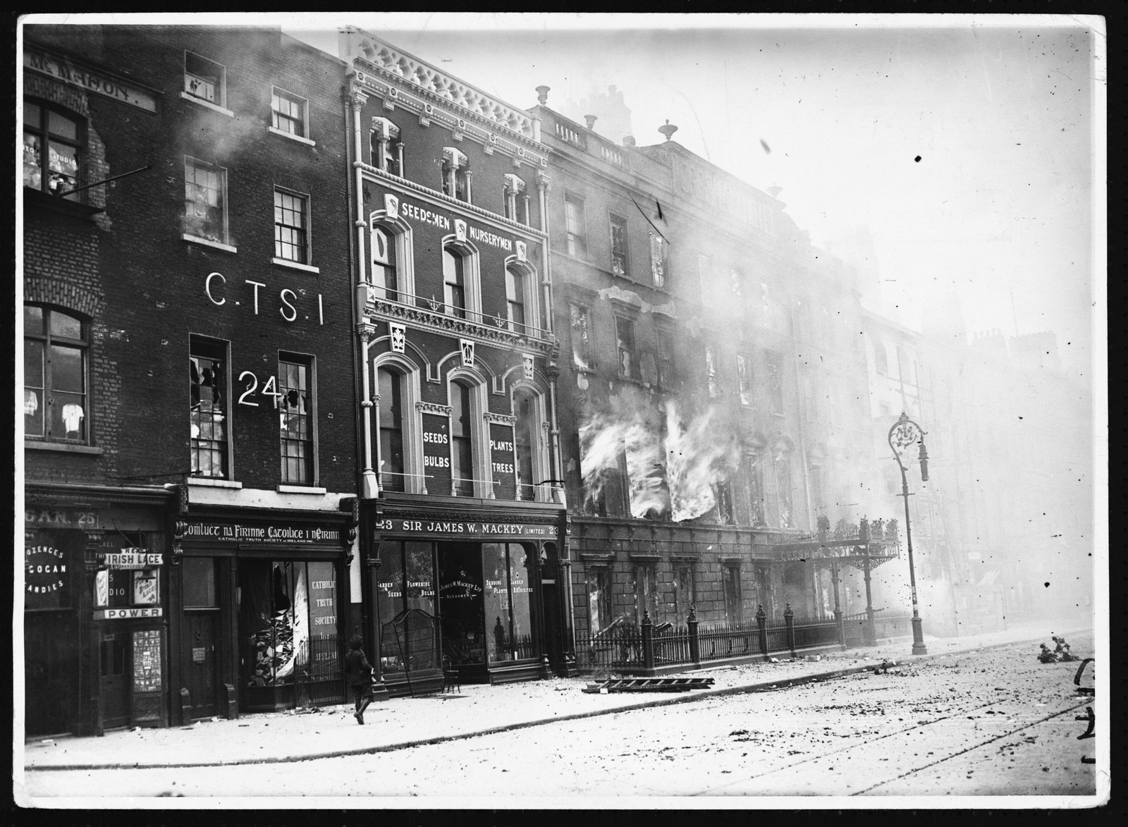 The Gresham Hotel in flames, 5 July 1922 Photo: Hulton-Deutsch Collection/CORBIS/Corbis via Getty Images