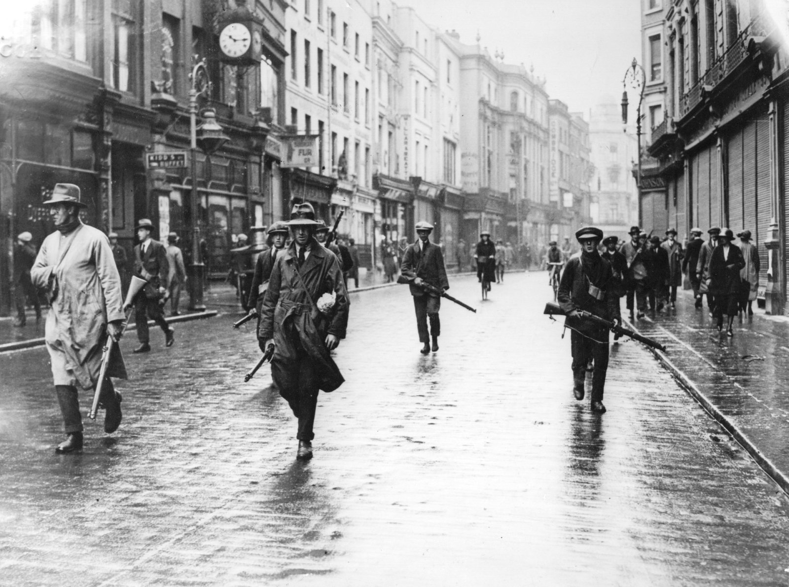 IRA patrol on Grafton Street (Credit: Getty Images)