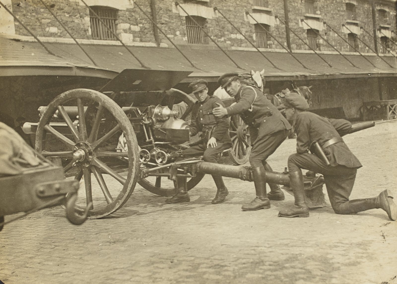 The first Free State troops to man the new artillery had to be shown how to operate them (Credit: National Library of Ireland)