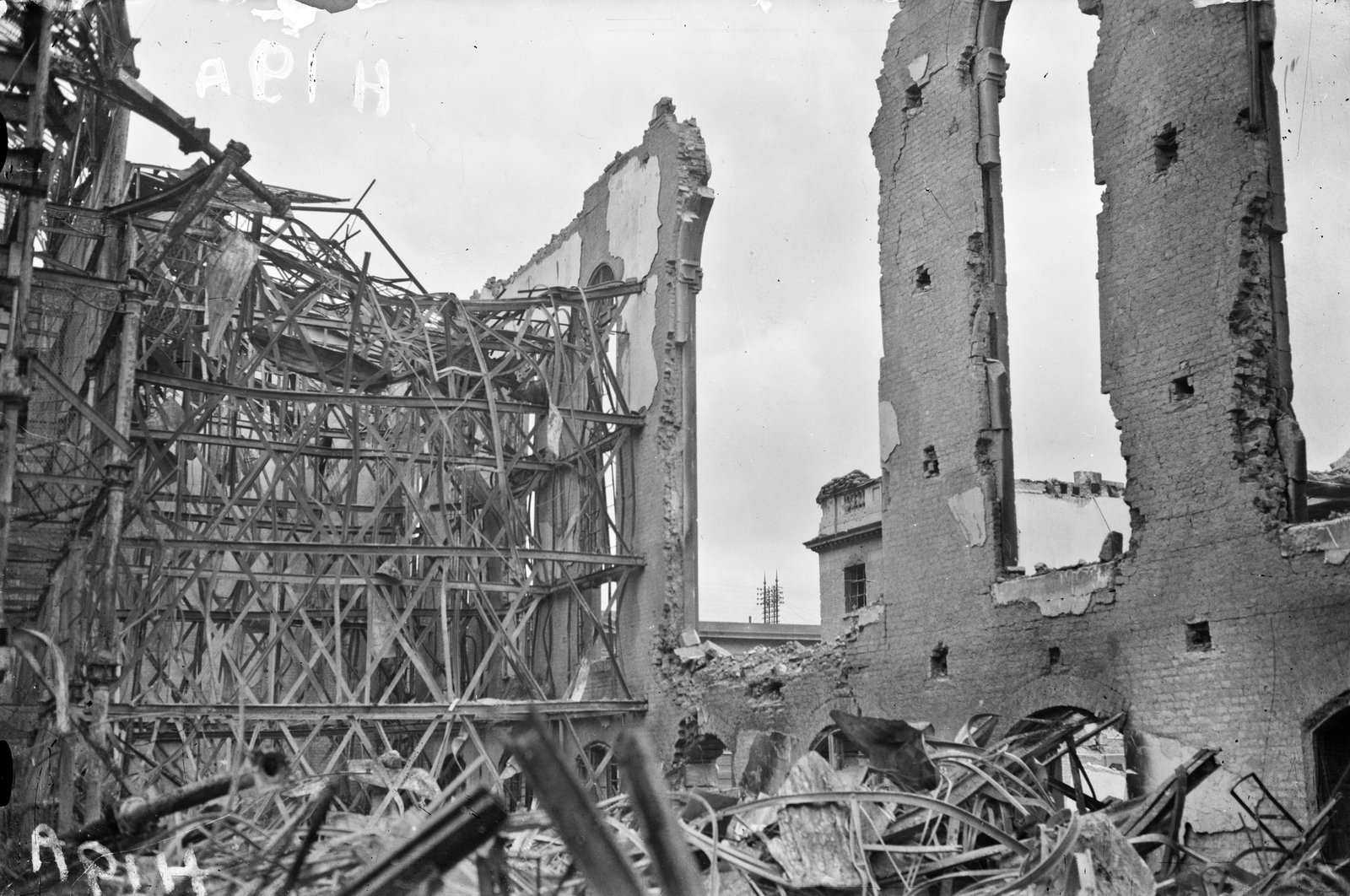 The state-of-the-art storage system inside the Public Record Office was reduced to a mass of twisted steel (Credit: National Library of Ireland)