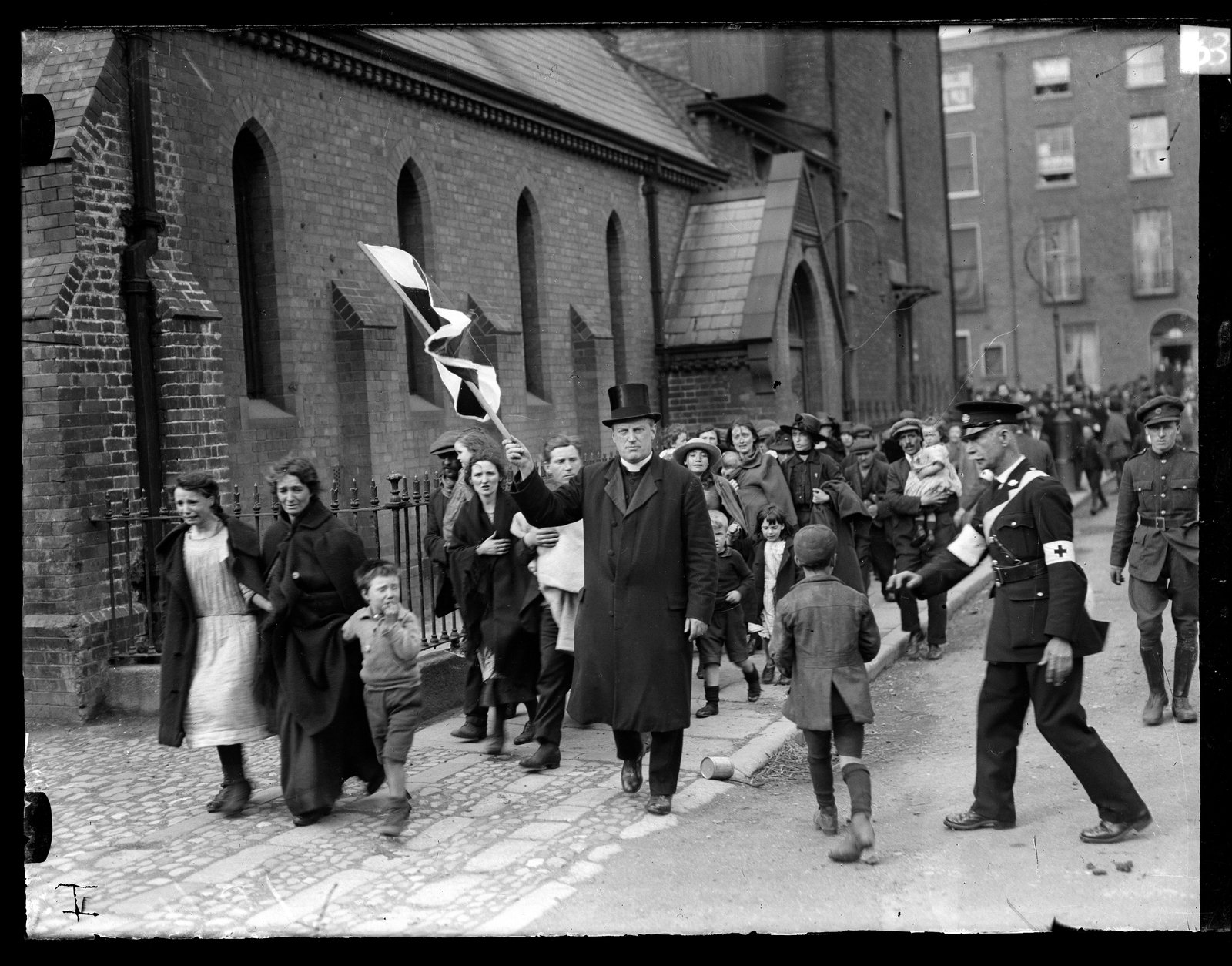 Civilians are evacuated from the streets around The Block (Credits: RTÉ Photographic Archive, the Cashman Collection)