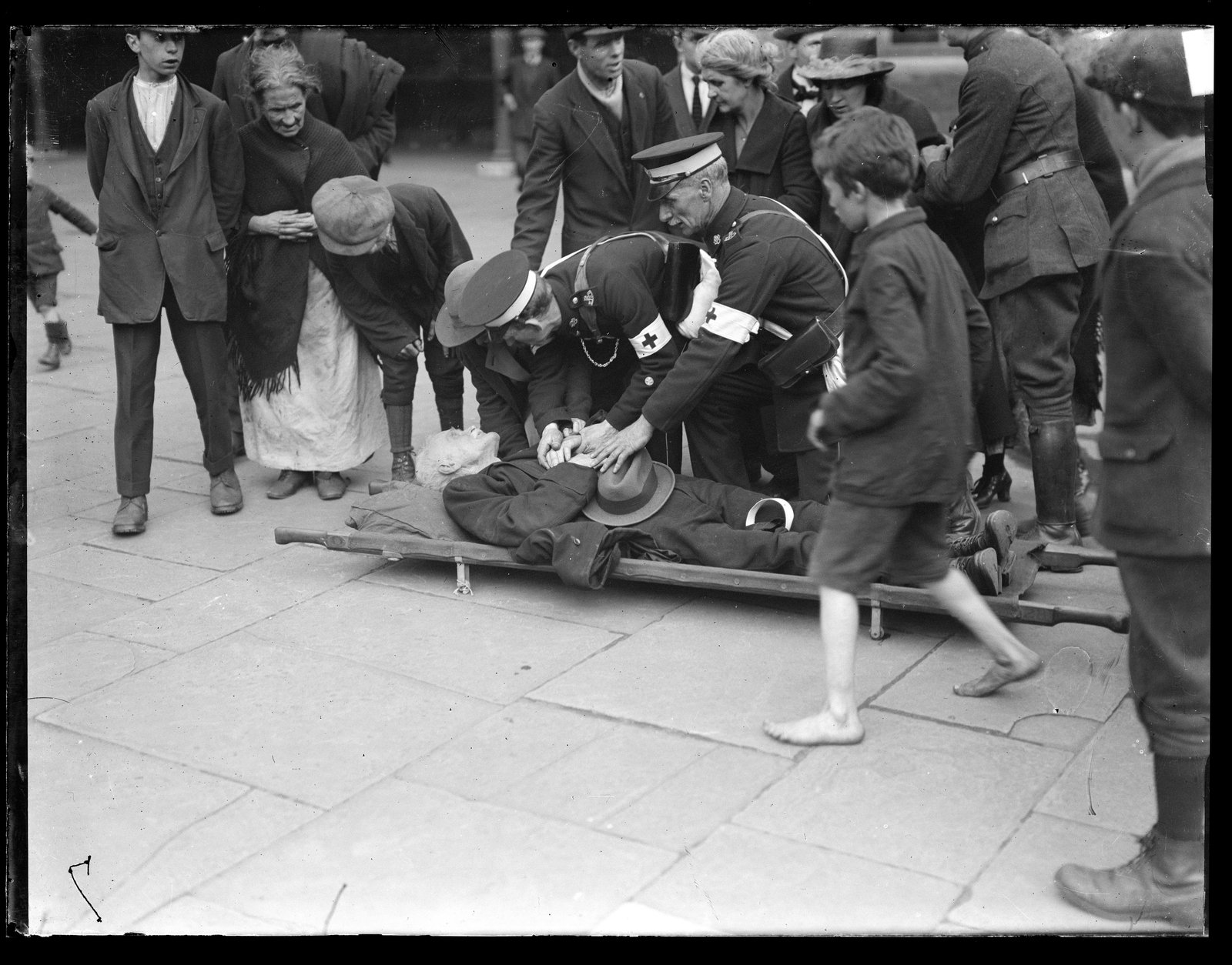 St John's Ambulance crews were relied on for much of the medical treatment of both civilians and combatants (Credits: RTÉ Photographic Archive, the Cashman Collection)