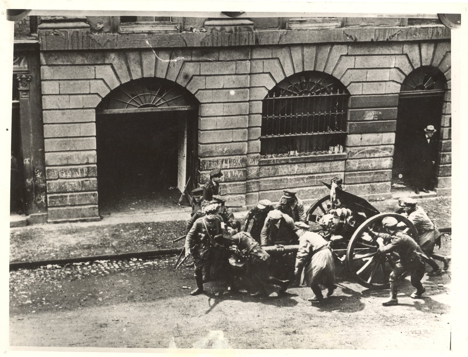 National Army soldiers rushing up their artillery during the Battle. Photo courtesy of the OPW/KIlmainham Gaol Archive 20PO-1A34-23