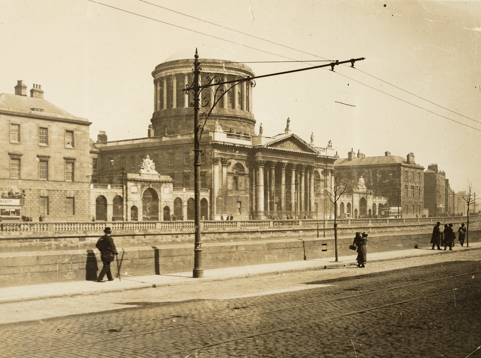 The Four Courts, before its occupation by the anti-Treaty IRA (Credit: RTÉ Photographic Archive, the Cashman Collection)