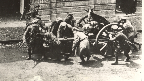 National Army soldiers rushing up their artillery during the Battle of Dublin. Photo courtesy of the OPW/KIlmainham Gaol Archive 20PO-1A34-23