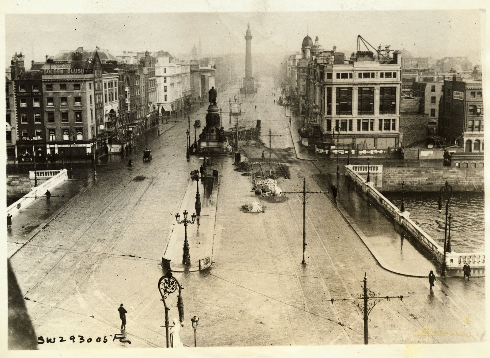 BEFORE THE STORM: O'Connell/Sackville Street photographed a few months before the Civil War, still being repaired after 1916 (Credit: Getty Images)