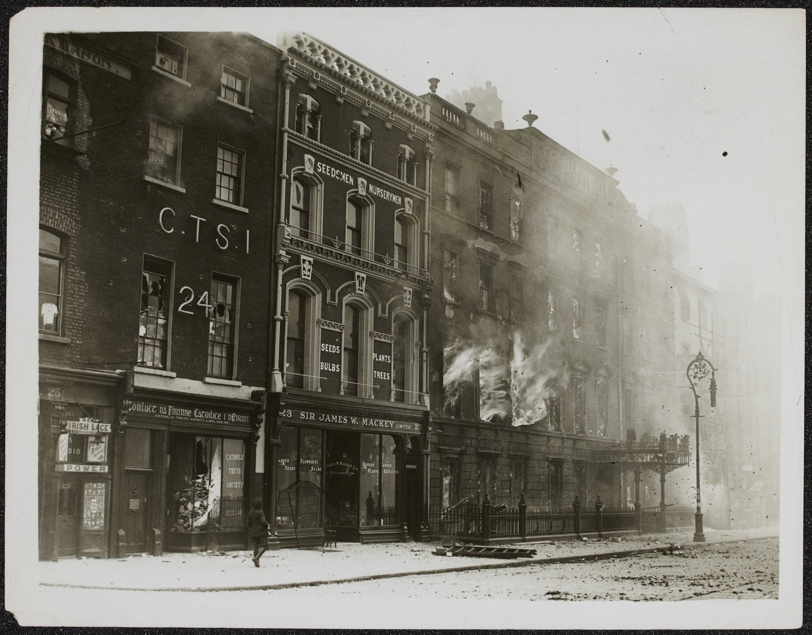 The Gresham hotel as the fires took hold... (Credit: National Library of Ireland)