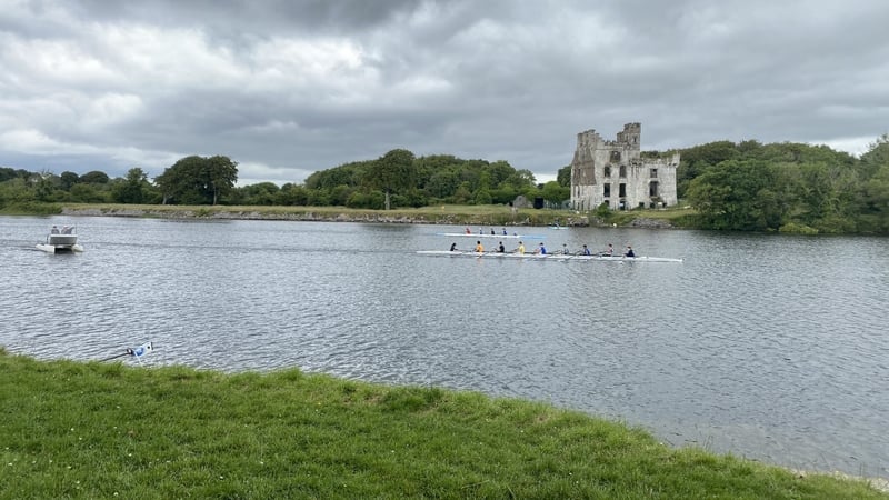 Mionlach na Gaillimhe ina bhfuil cloigeann amháin den Bhealach Glas idir an Clochán agus an baile mór.