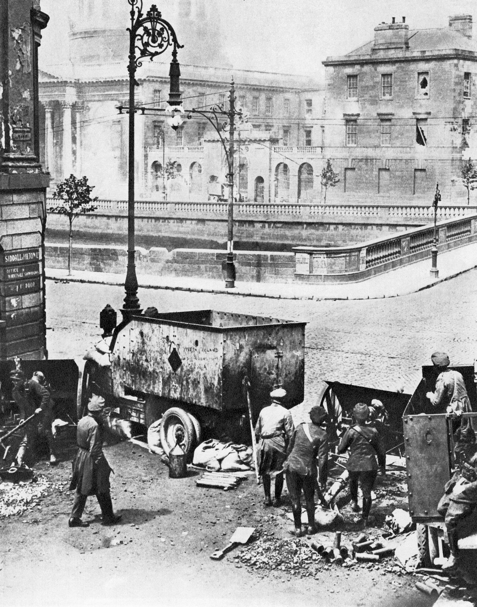 18-pounder guns attacking the Four Courts from Winetavern Street. Photo: Getty Images