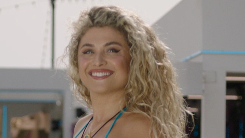 Antigoni takes Davide, Dami and Jay on a date