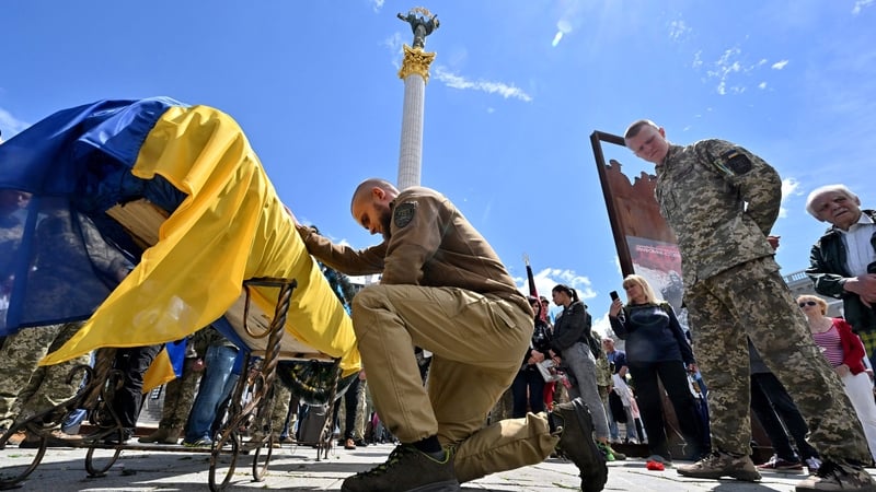 Ukrainian servicemen mourn Oleh Kutsyn, the commander of the "Karpatska Sitch" battalion who was killed during the war against Russia. Photo: Sergei Supinsky/AFP/Getty Images