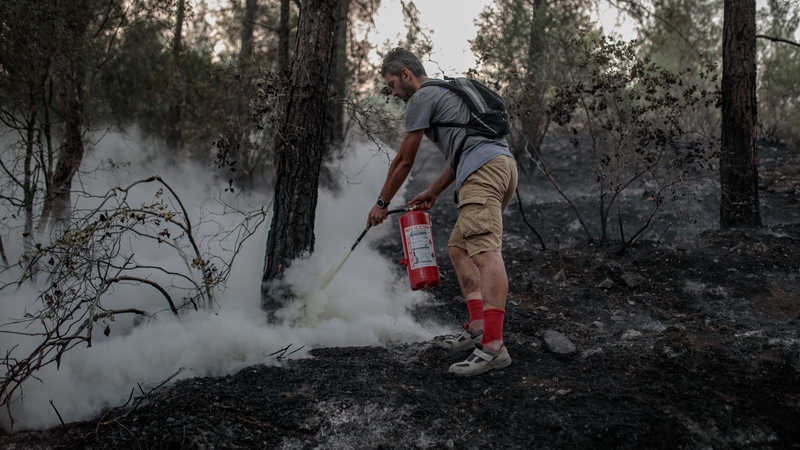 Volunteers and firefighters working on the fire in Marmaris