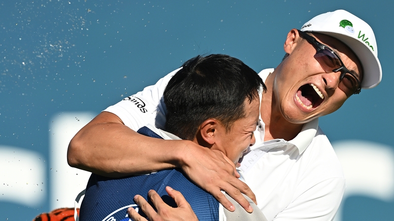 Li celebrates with his caddie
